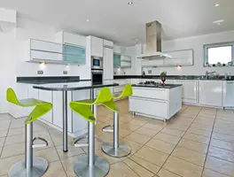 "השתקפות האור מהאריחים חוזרת אל העין ונותנת תחושה ששטח הדירה גדול יותר ממה שהוא"